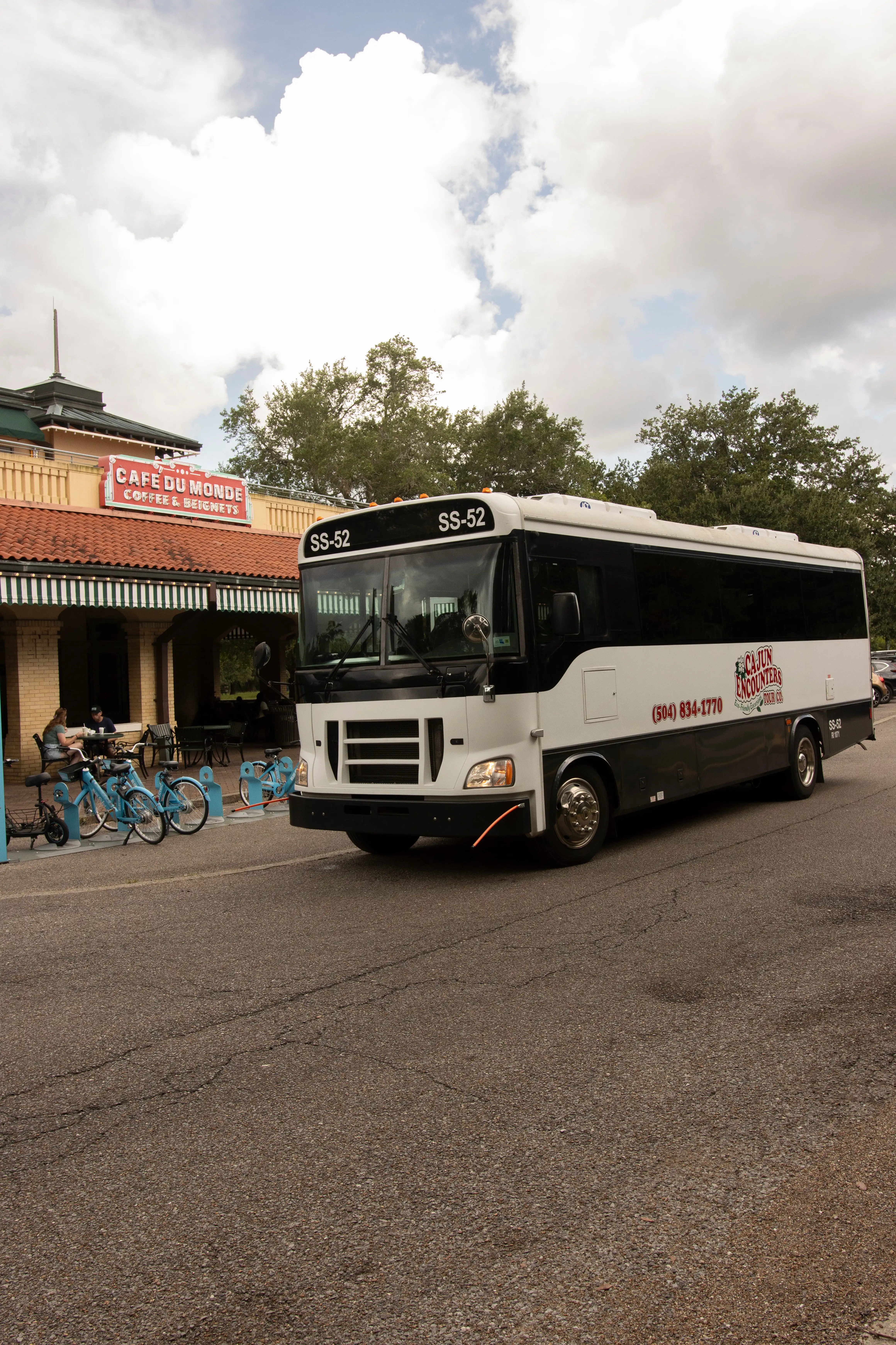 New Orleans tour bus in front of Cafe Du Monde