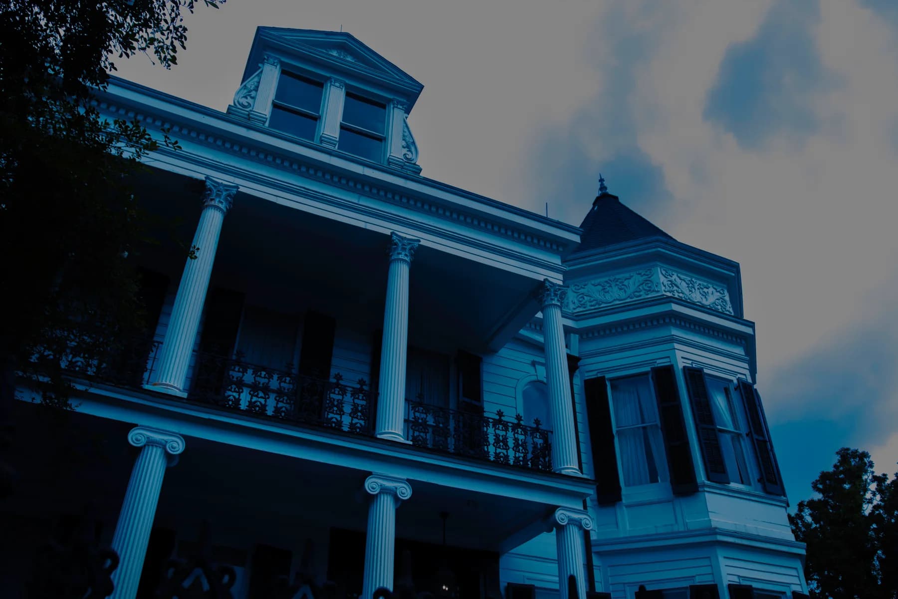 Ghostly Garden District house after dark — ghost stories on the Cajun Encounters bus route